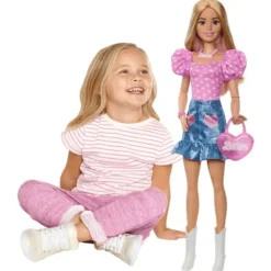 Barbie Large Dolls Muñeca 71cm Falda de Mezclilla Sorpresa HYT84<Mattel Best