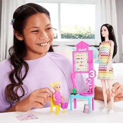 Barbie Profesiones Set Maestra Cabello Negro con Niña JCR71<Mattel Hot